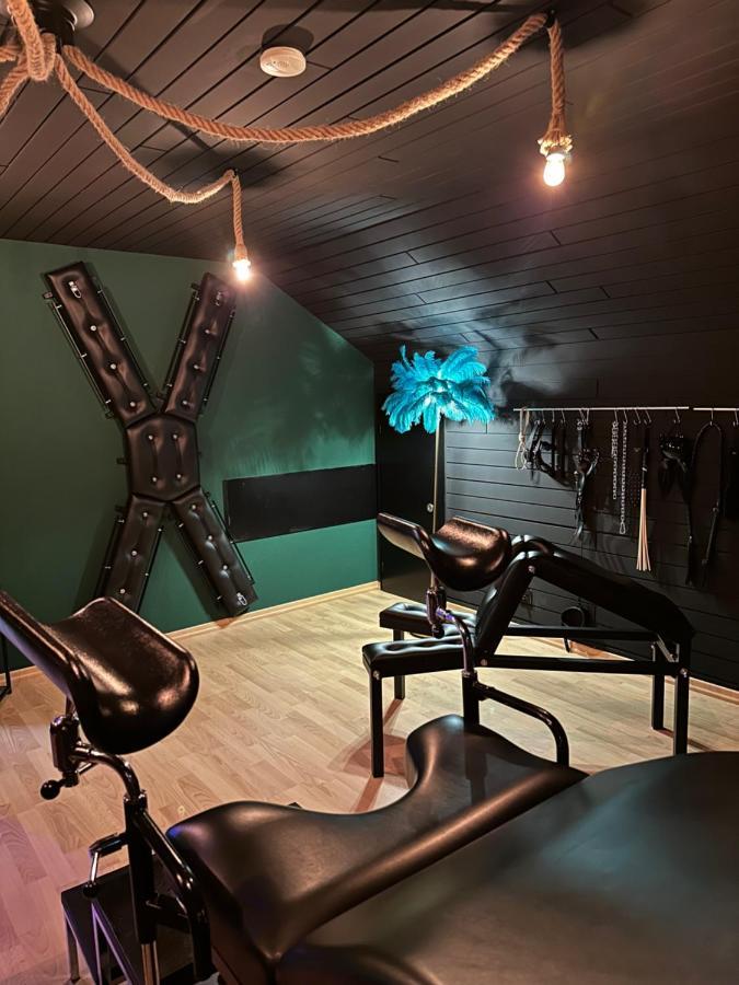 Erwachsenenhotel Bdsm Apartment Hotel Emotion Apartments Mit Privater Sauna Флото Екстериор снимка